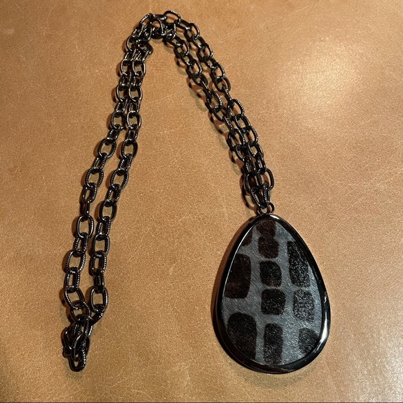 Calf hair leather statement pendant necklace - Picture 6 of 6